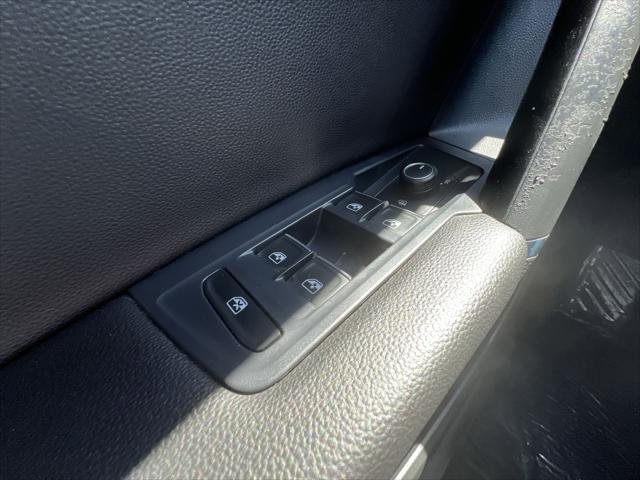 Used 2018 Volkswagen Tiguan SE w/ Panoramic Sunroof Package AWD/4WD image 13