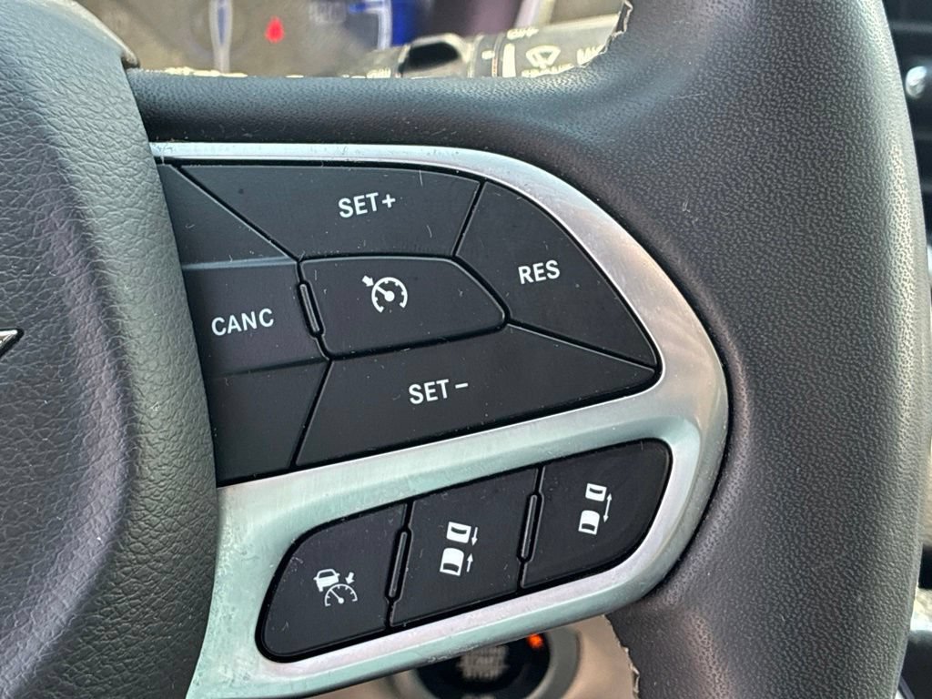 Used 2024 Chrysler Pacifica Touring-L FWD image 40