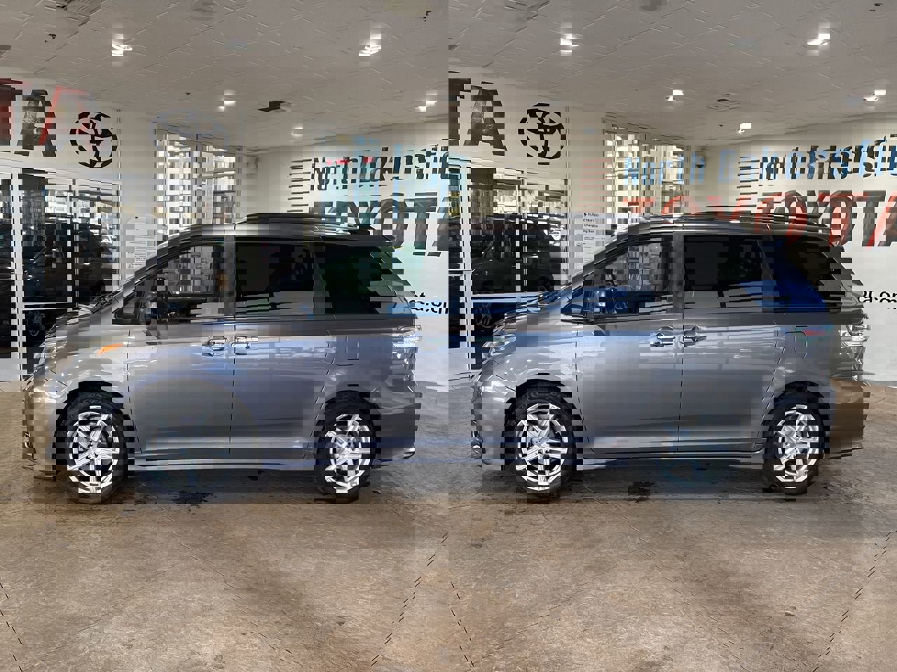 Used 2018 Toyota Sienna SE image 7