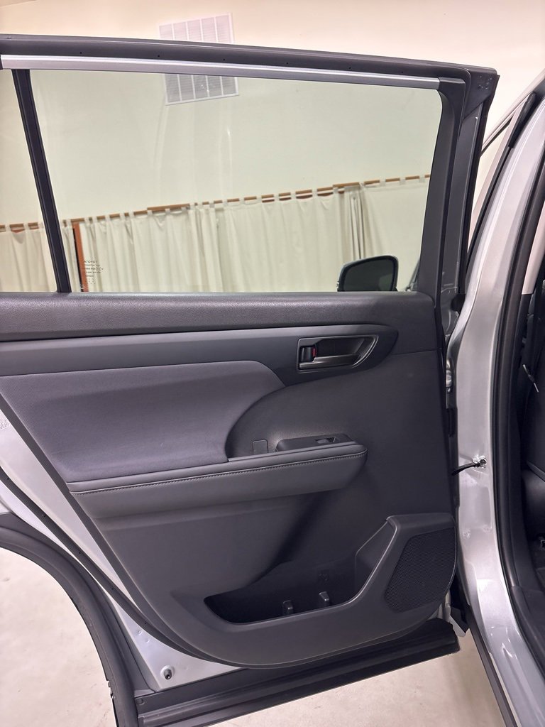 Used 2023 Toyota Highlander L image 28