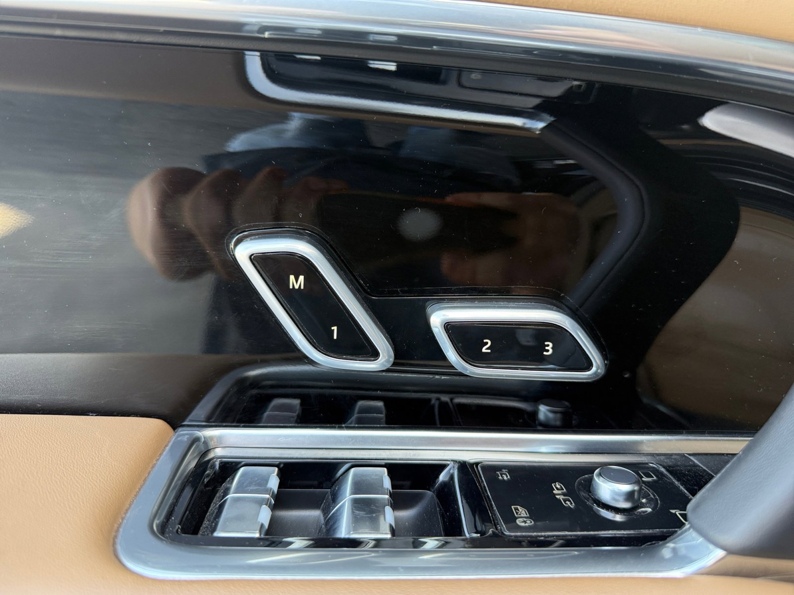 Used 2025 Land Rover Range Rover SE image 14