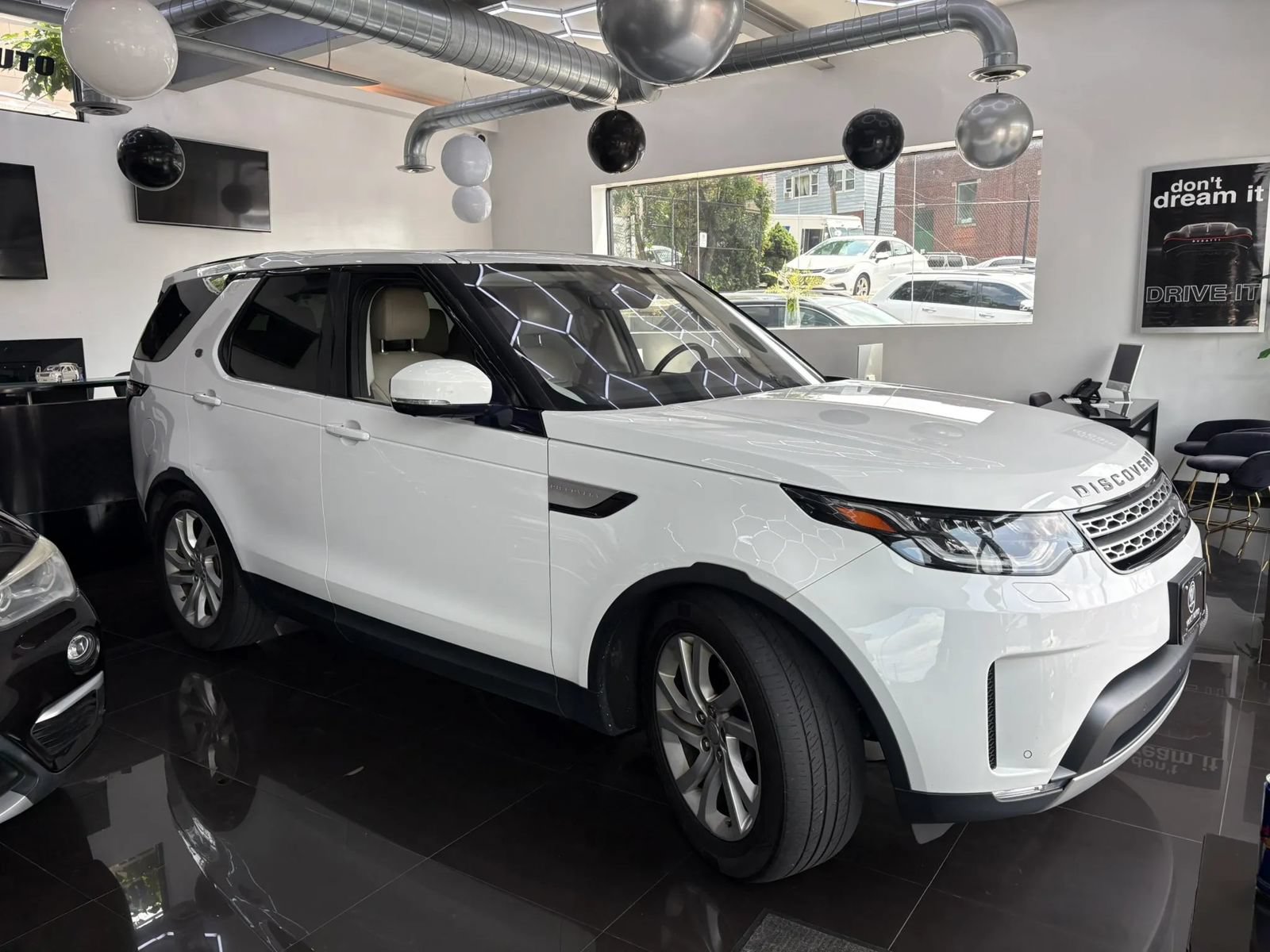 Used 2017 Land Rover Discovery HSE AWD/4WD image 3