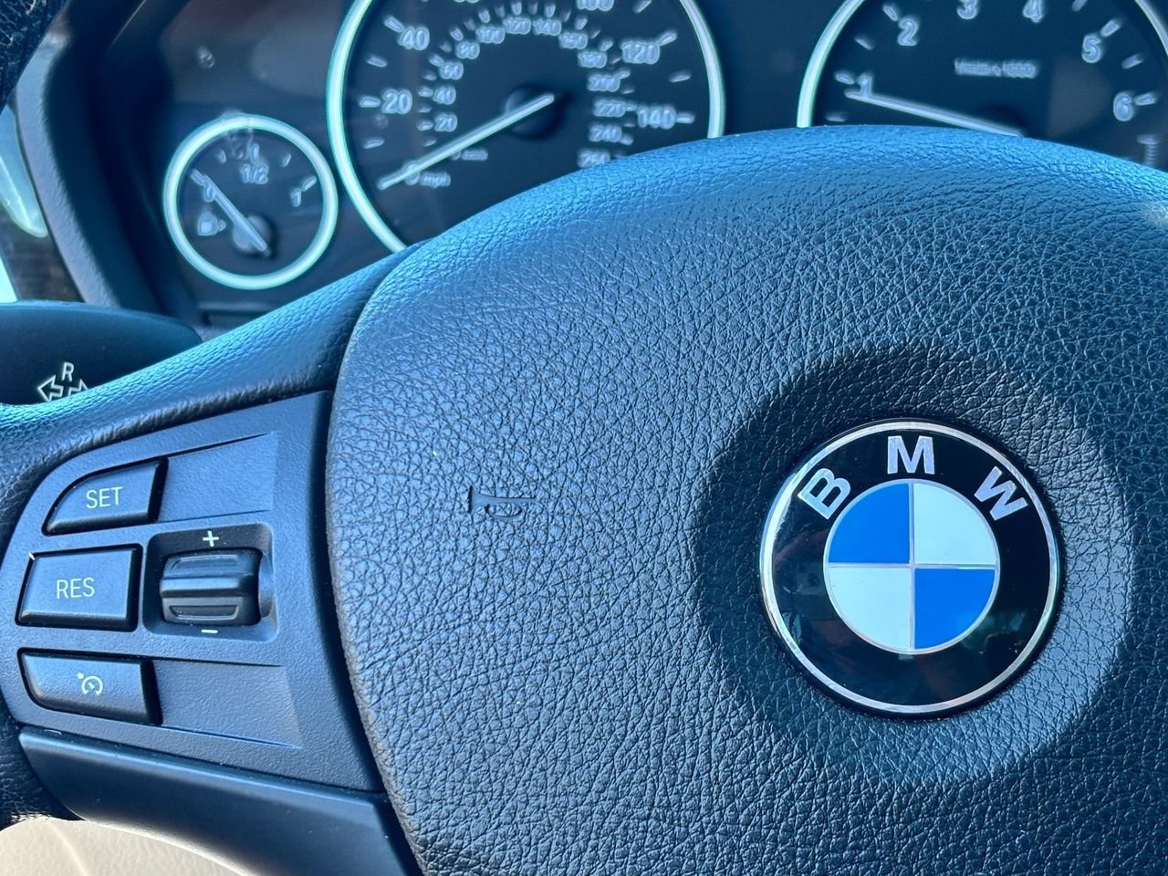 Used 2017 BMW 320i Sedan RWD image 19
