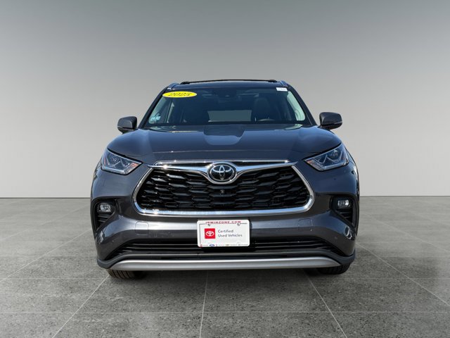 Used 2025 Toyota Highlander Platinum image 8