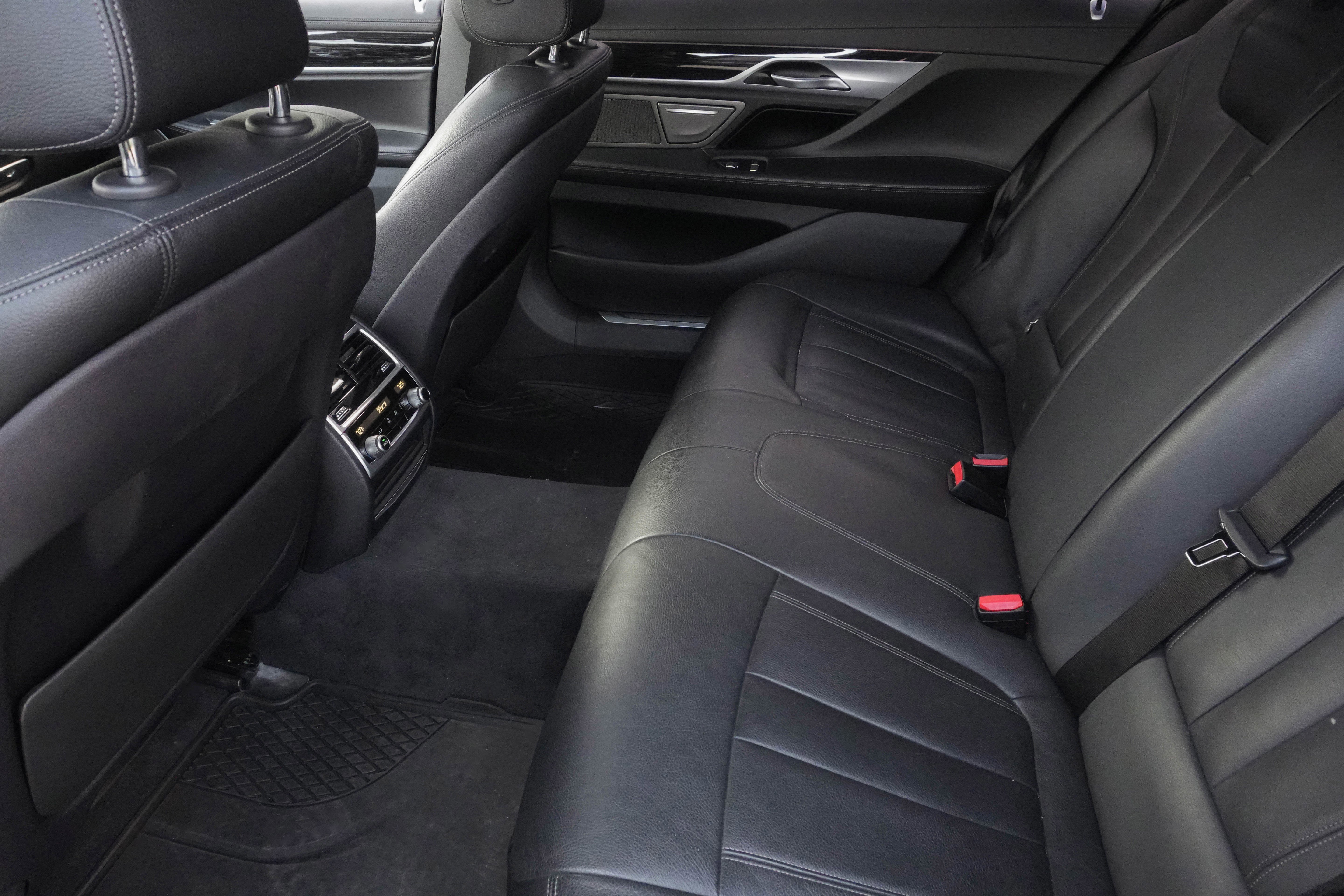 Used 2019 BMW 740i w/ M Sport Package image 39