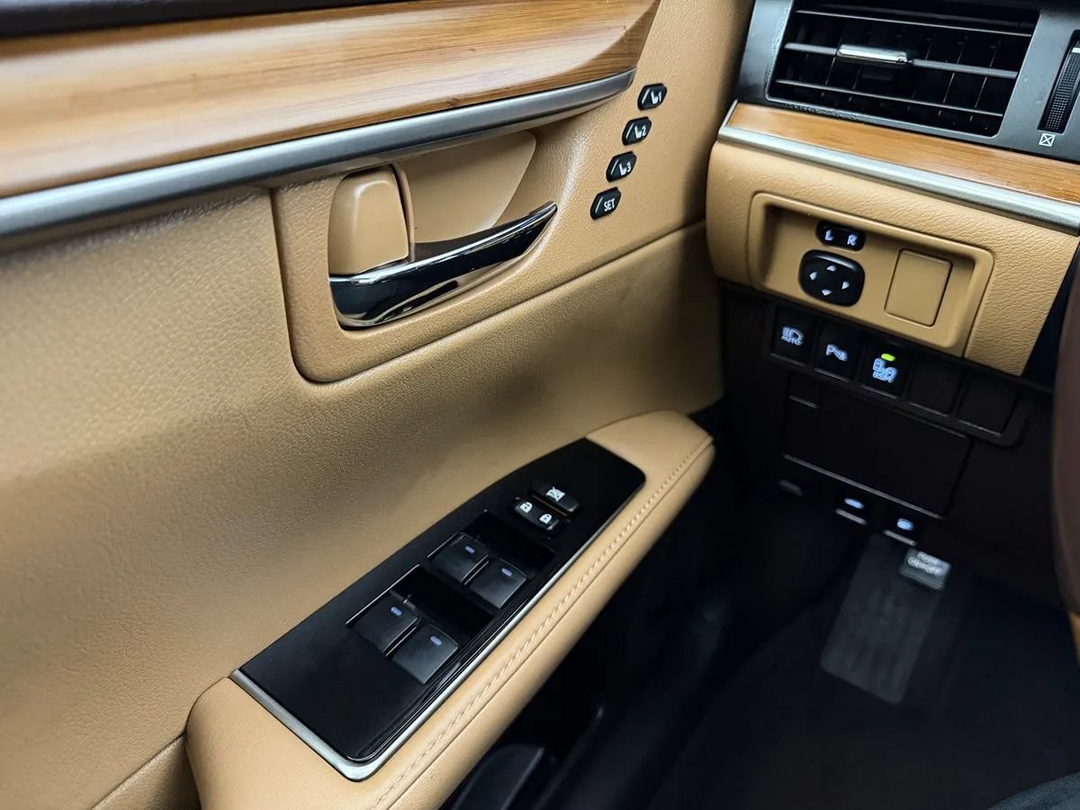 Used 2018 Lexus ES 300h w/ Luxury Package FWD image 14