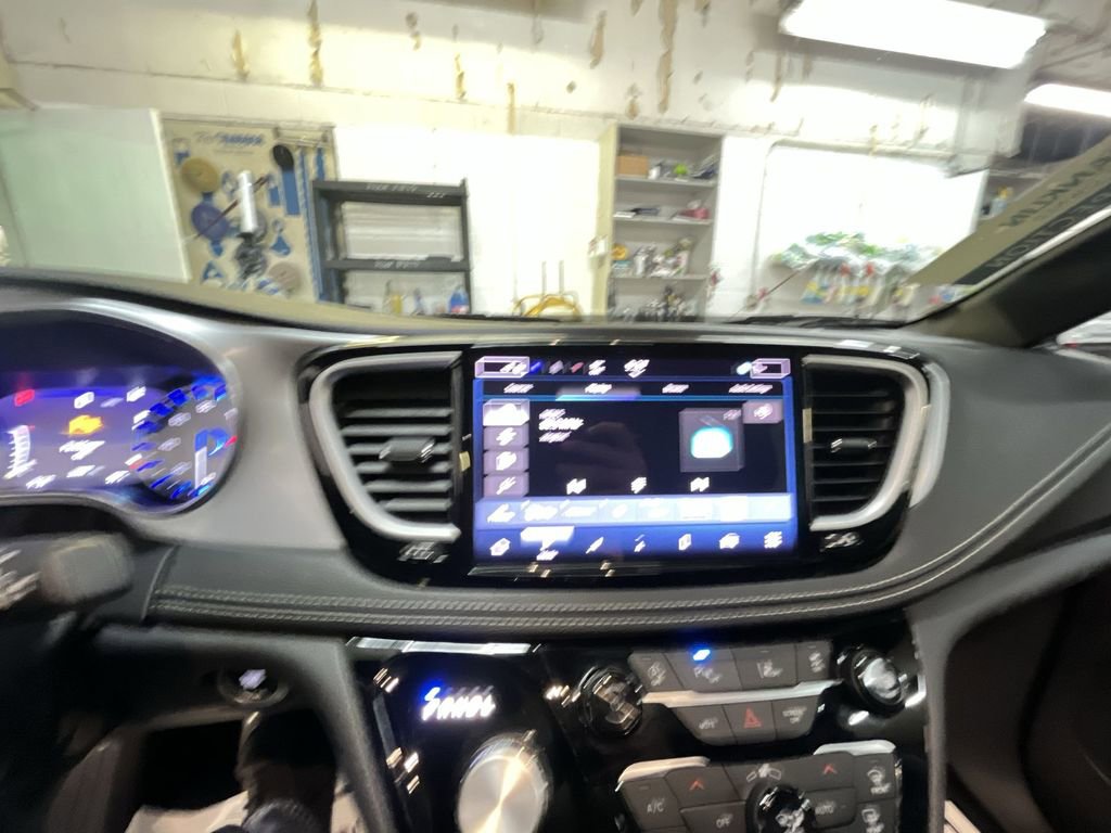 Used 2025 Chrysler Pacifica Limited image 16