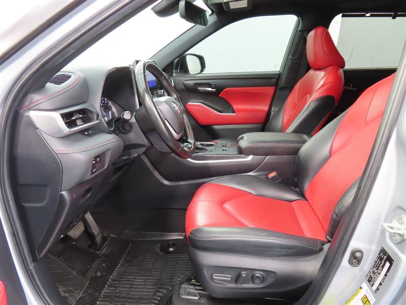 Used 2024 Toyota Highlander XSE FWD image 13