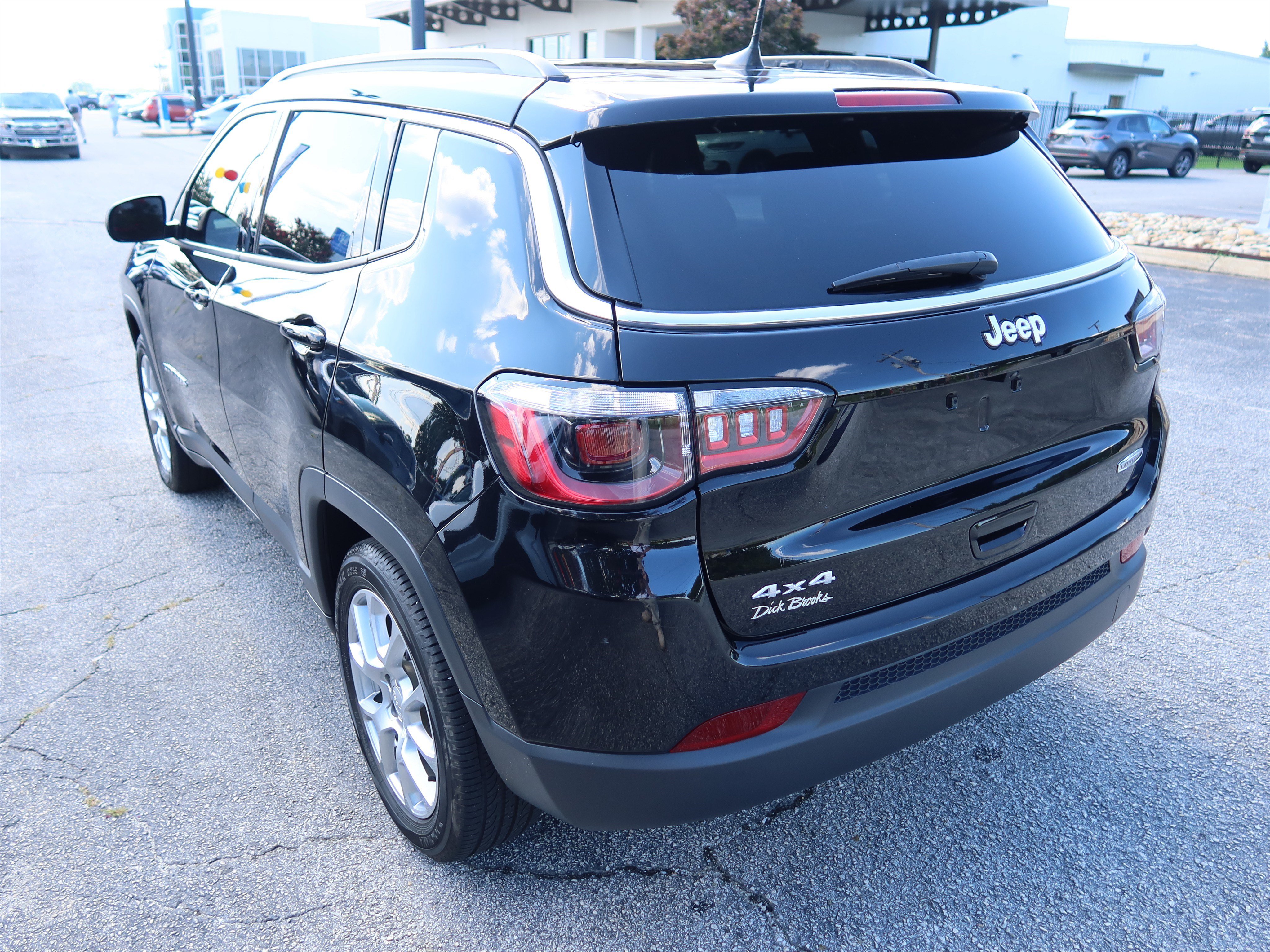 Used 2024 Jeep Compass Latitude AWD/4WD image 7