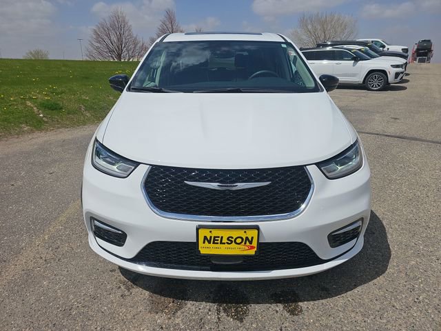 Used 2024 Chrysler Pacifica Limited FWD image 8