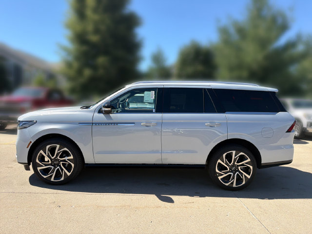 New 2026 Lincoln Navigator Reserve AWD/4WD image 10