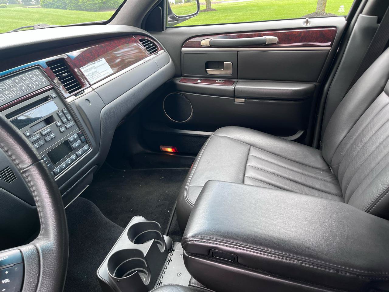 Used 2008 Lincoln Town Car Executive RWD image 39