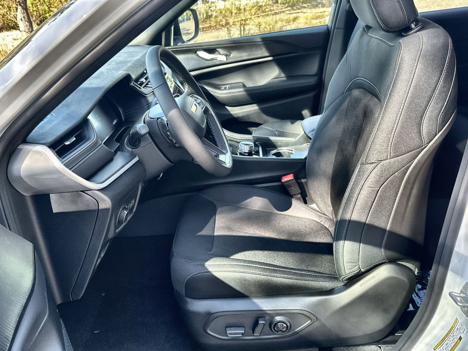 New 2025 Jeep Grand Cherokee Laredo w/ Luxury Tech Group I image 13