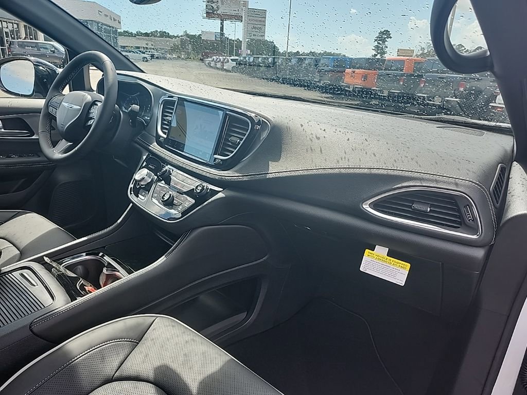 New 2026 Chrysler Pacifica Limited image 13