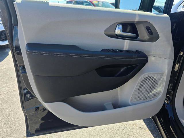 Used 2024 Chrysler Pacifica Touring-L FWD image 23
