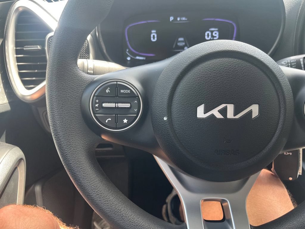 Used 2025 Kia Soul LX w/ LX Technology Package FWD image 16