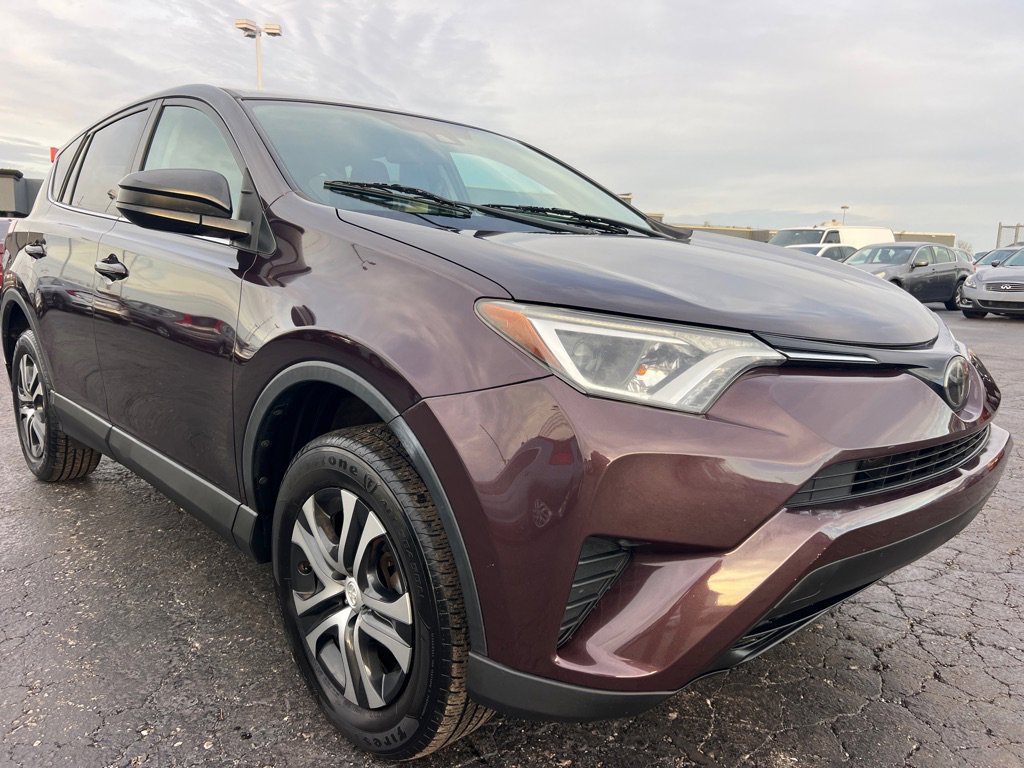 Used 2018 Toyota RAV4 LE image 1