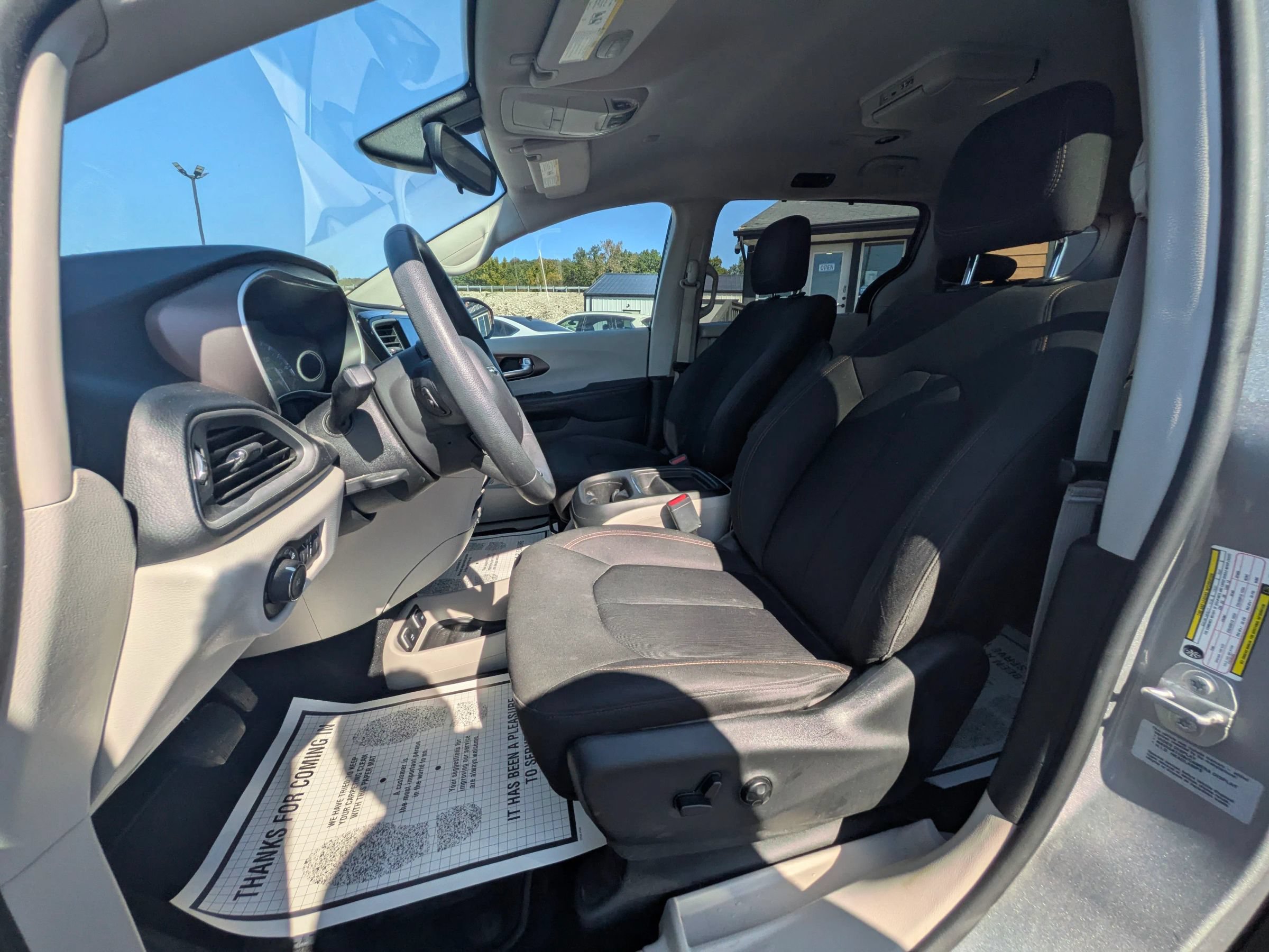 Used 2017 Chrysler Pacifica Touring Plus w/ Tire & Wheel Group FWD image 17