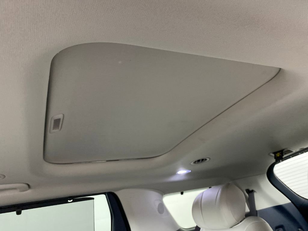 Used 2025 Kia Carnival SX Prestige image 33