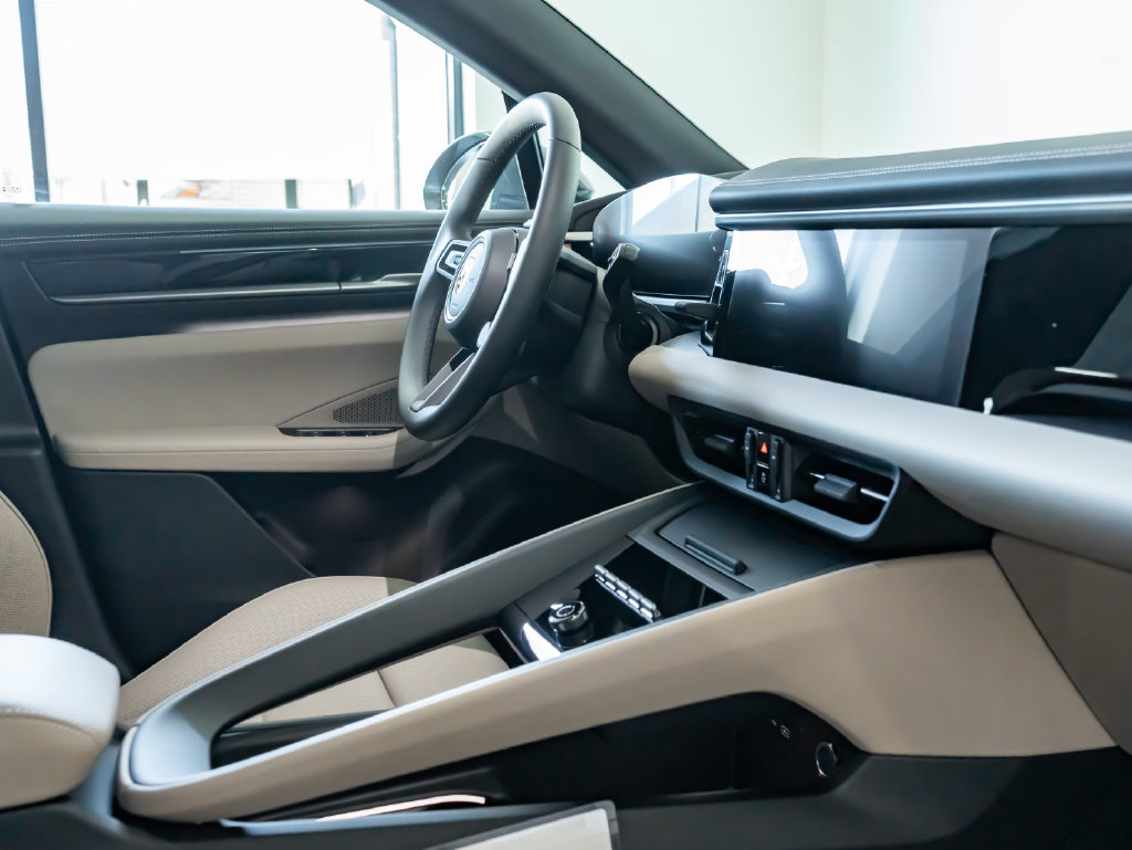 Certified 2025 Porsche Macan 4S Electric AWD/4WD image 31