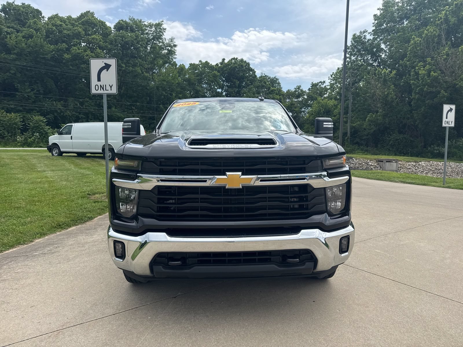 Used 2025 Chevrolet Silverado 2500 LT w/ Convenience Package AWD/4WD image 2
