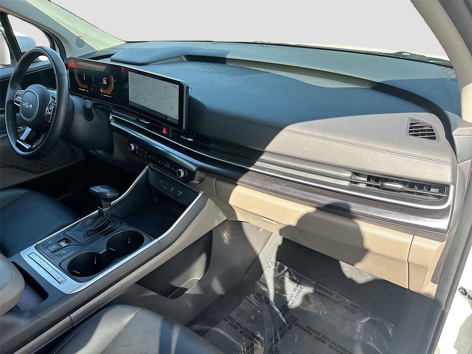 Used 2025 Kia Carnival FWD image 34