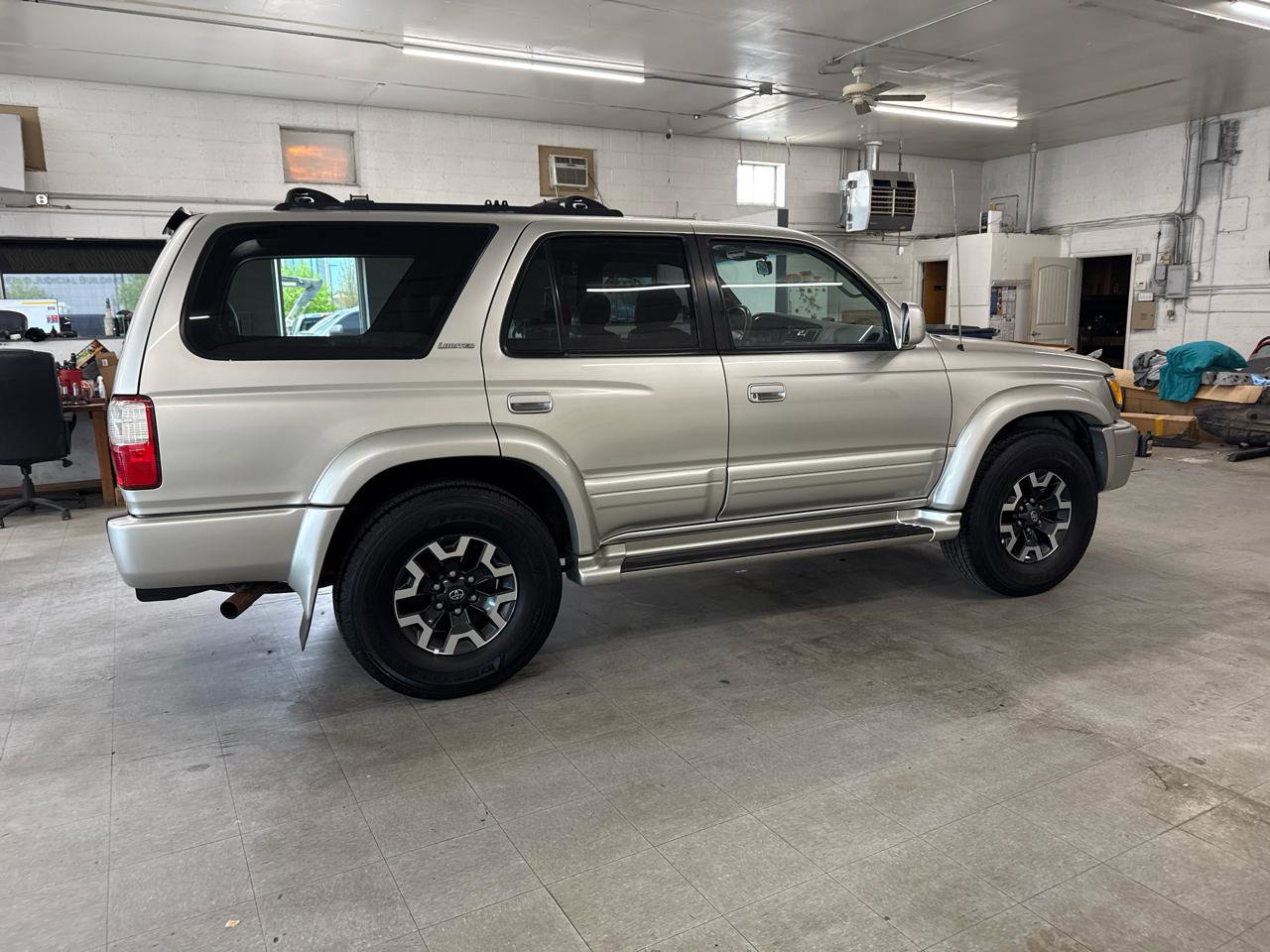 Used 2001 Toyota 4Runner Limited image 4
