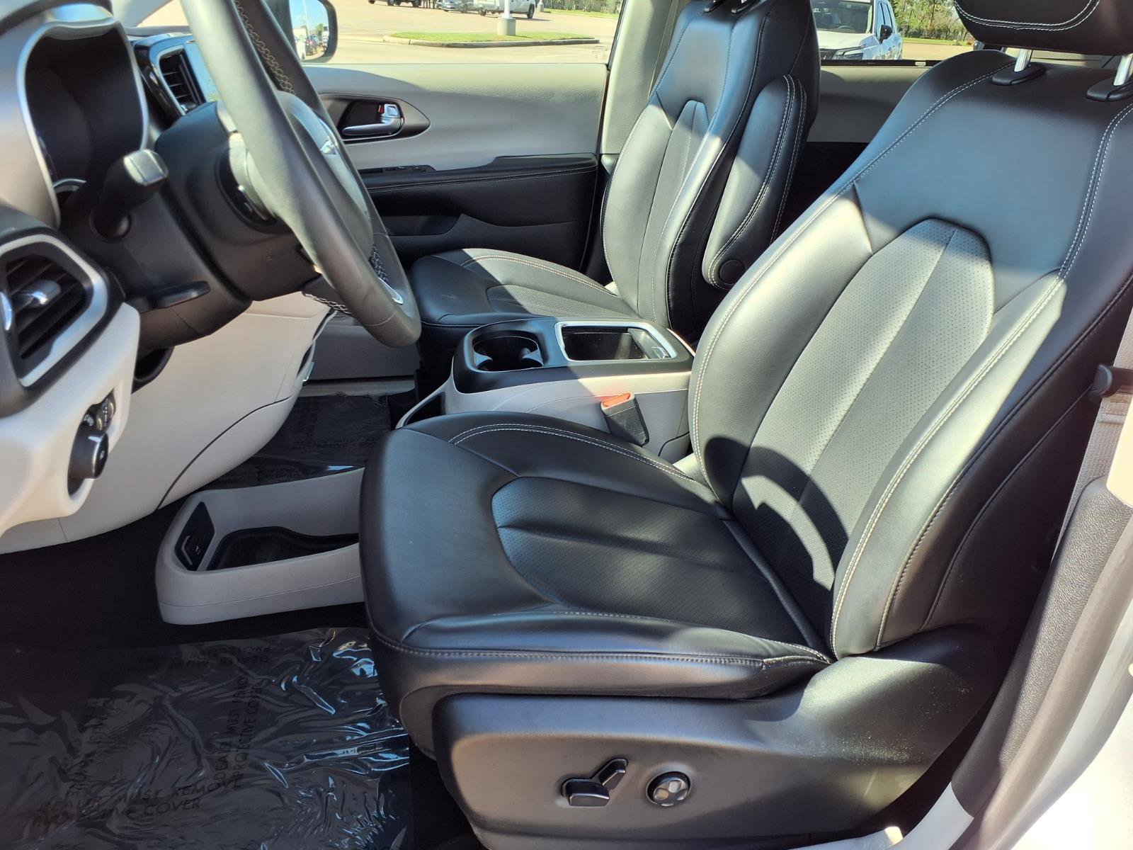 Used 2023 Chrysler Pacifica Touring-L FWD image 27