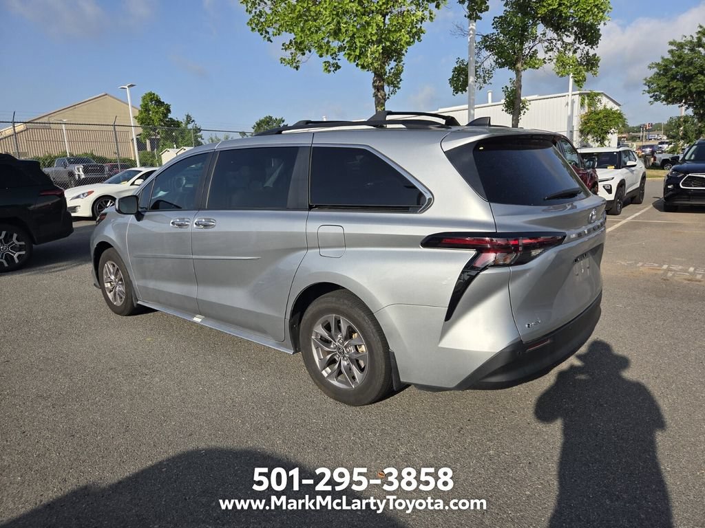 Used 2025 Toyota Sienna XLE FWD image 9