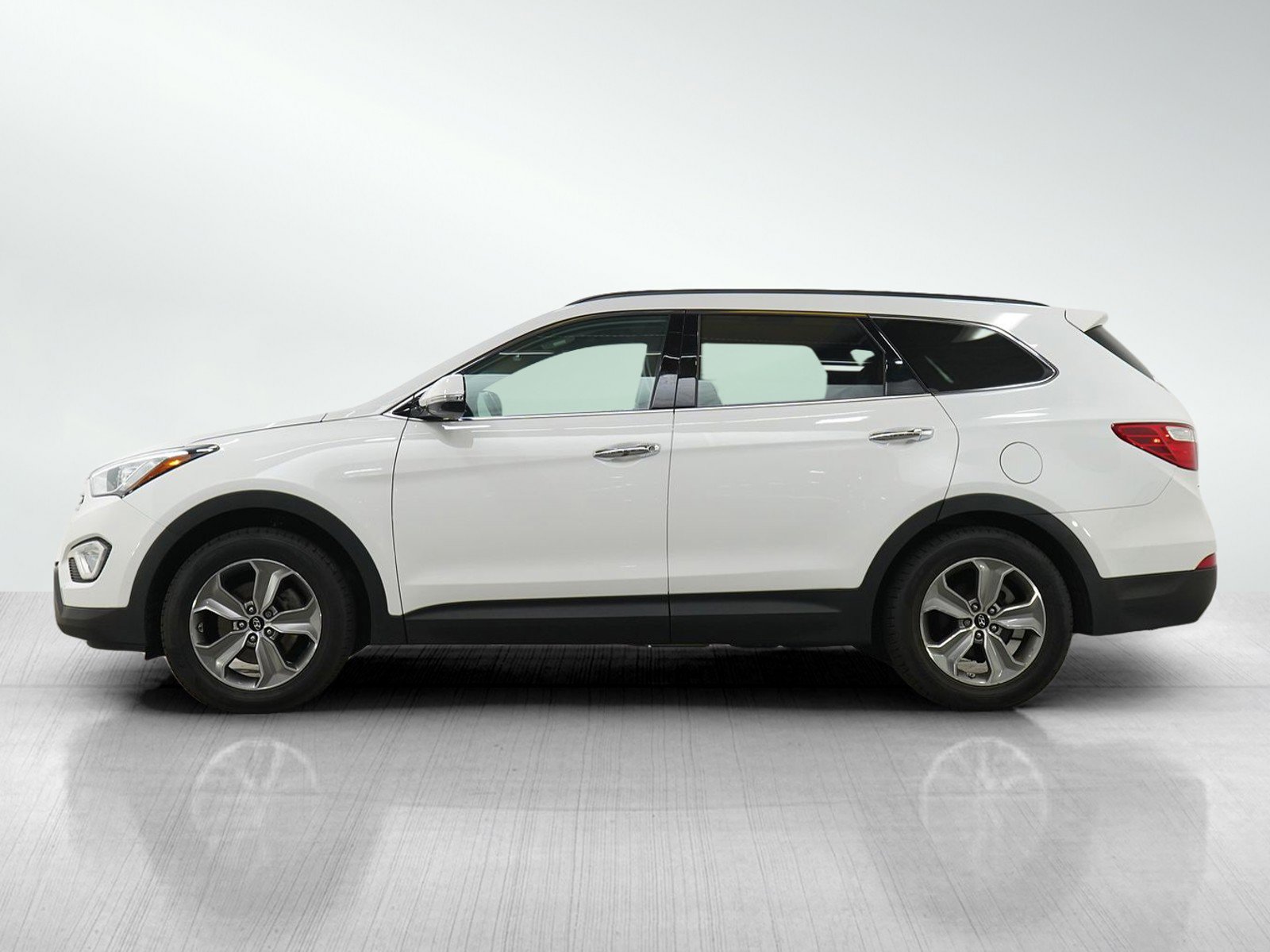 Used 2013 Hyundai Santa Fe GLS FWD image 2