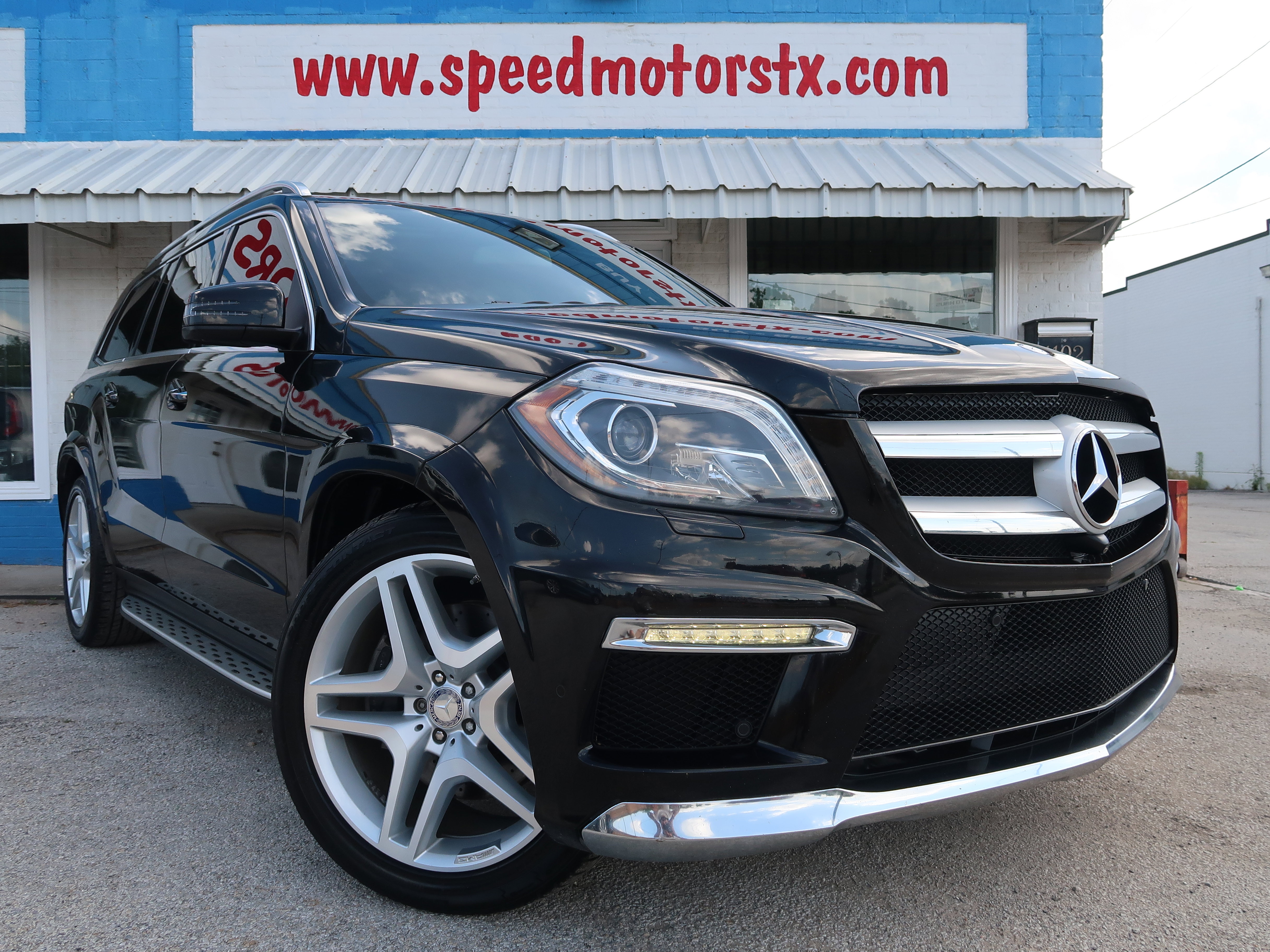 Used 2014 Mercedes-Benz GL 550 4MATIC image 2