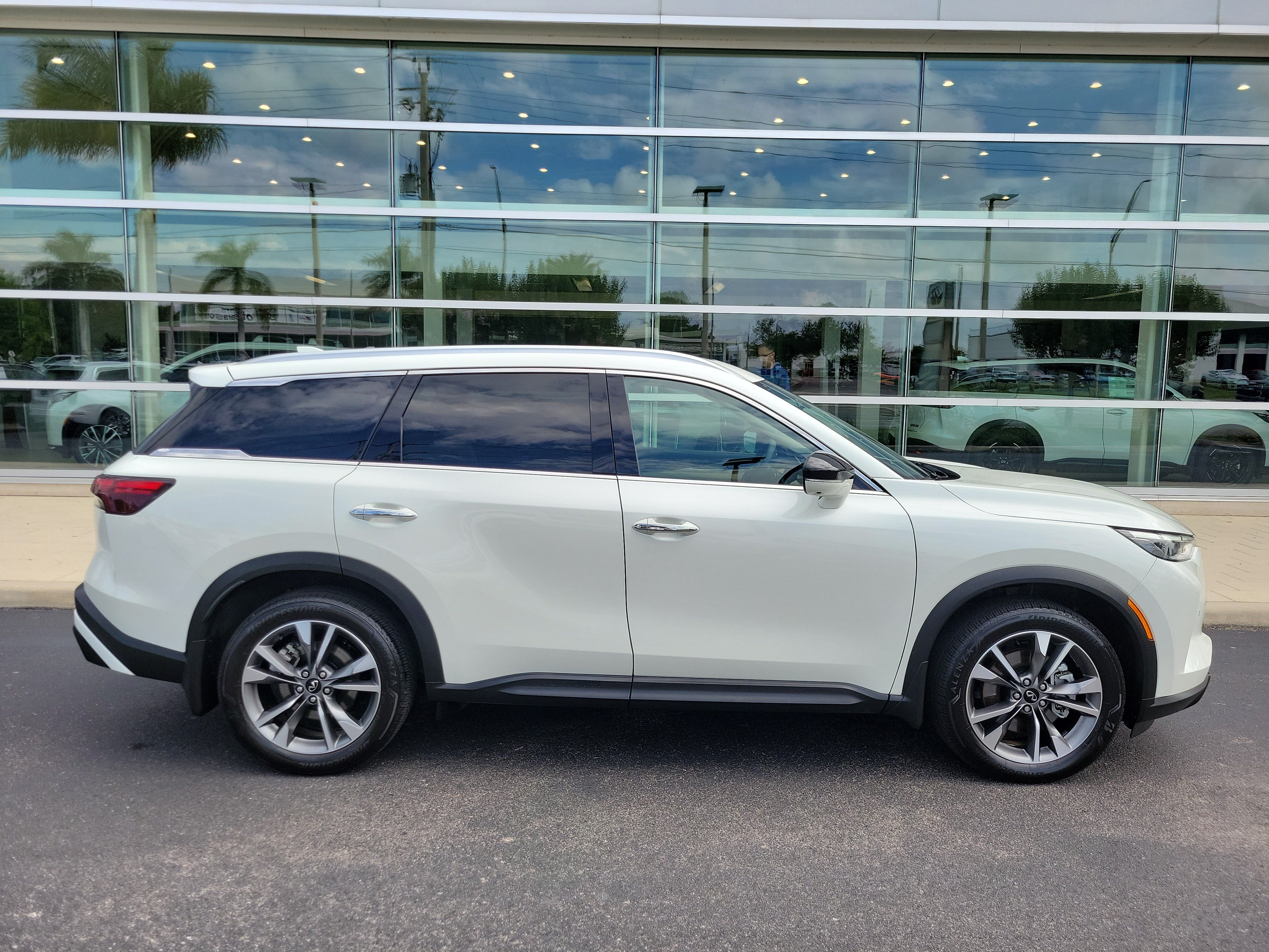 Certified 2023 INFINITI QX60 Luxe w/ Cargo Package FWD image 3