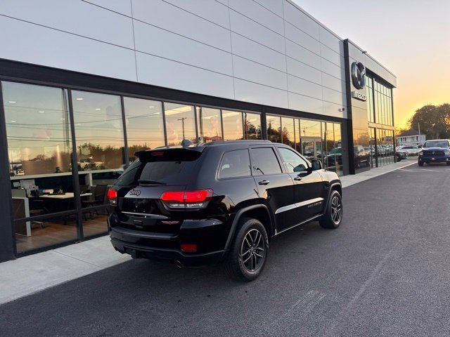 Used 2017 Jeep Grand Cherokee Trailhawk w/ Trailhawk Luxury Group AWD/4WD image 3