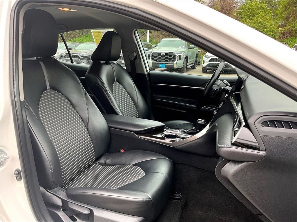 Used 2023 Toyota Camry SE FWD image 11