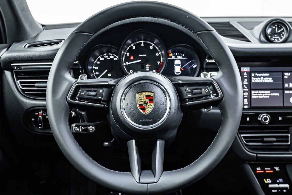 Certified 2025 Porsche Macan image 14