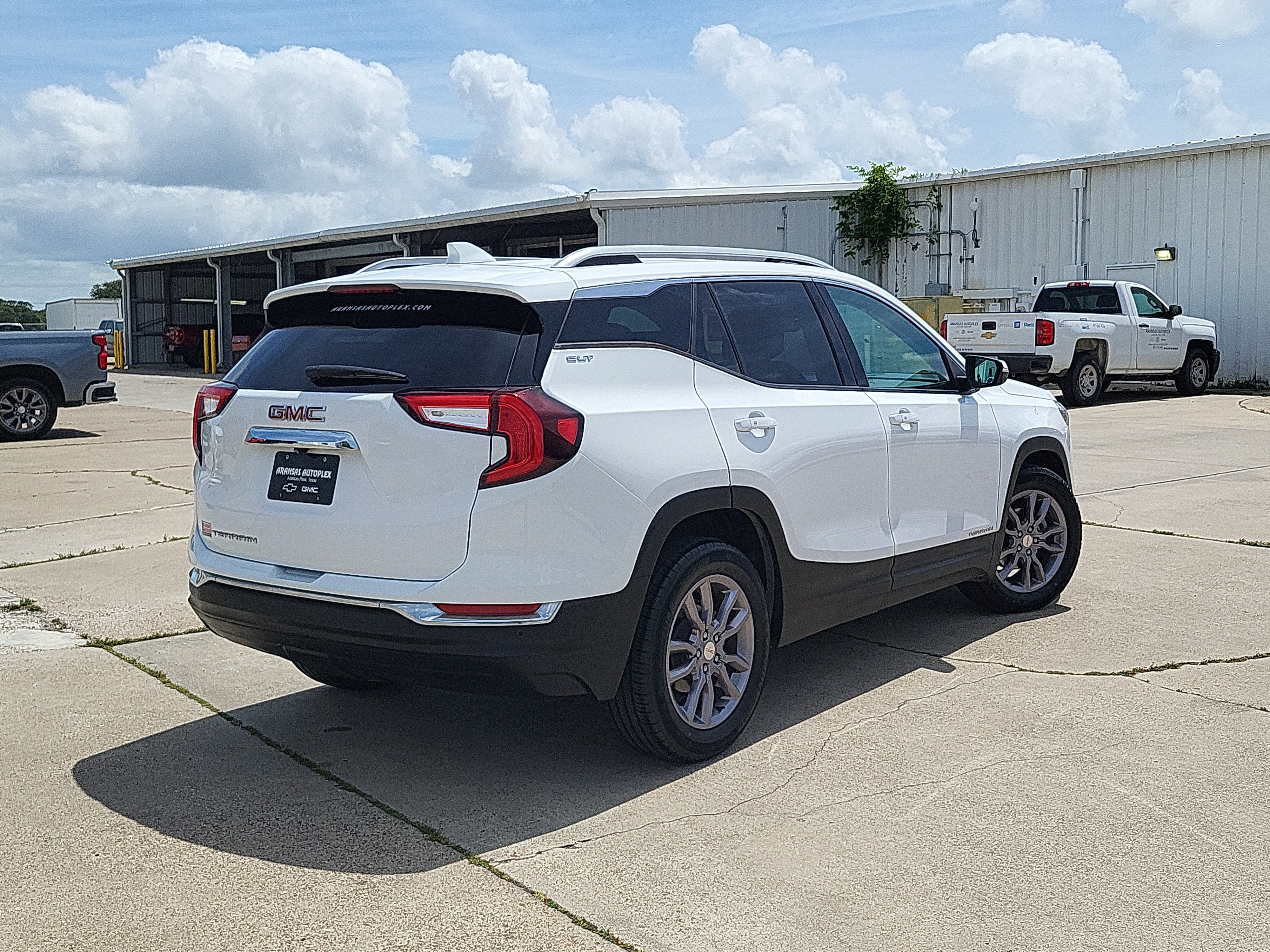 Used 2023 GMC Terrain SLT FWD image 4