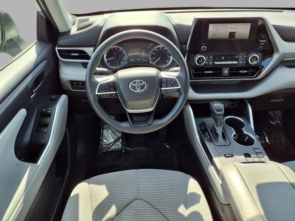 Used 2023 Toyota Highlander L FWD image 4