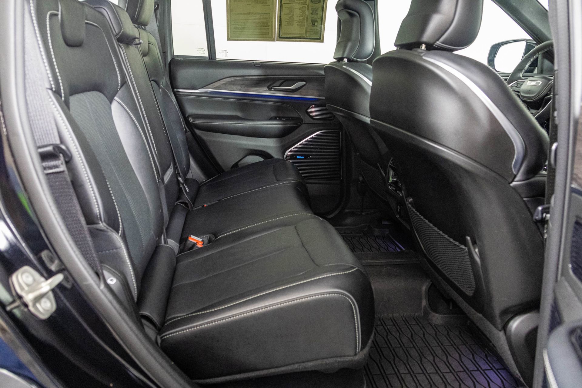 Used 2024 Jeep Grand Cherokee Overland w/ Luxury Tech Group IV image 48