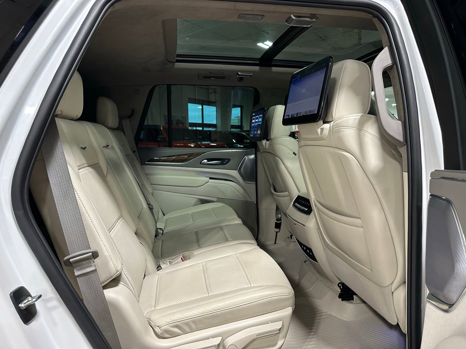 Used 2024 Cadillac Escalade Sport Platinum w/ LPO, ONYX Package AWD/4WD image 48