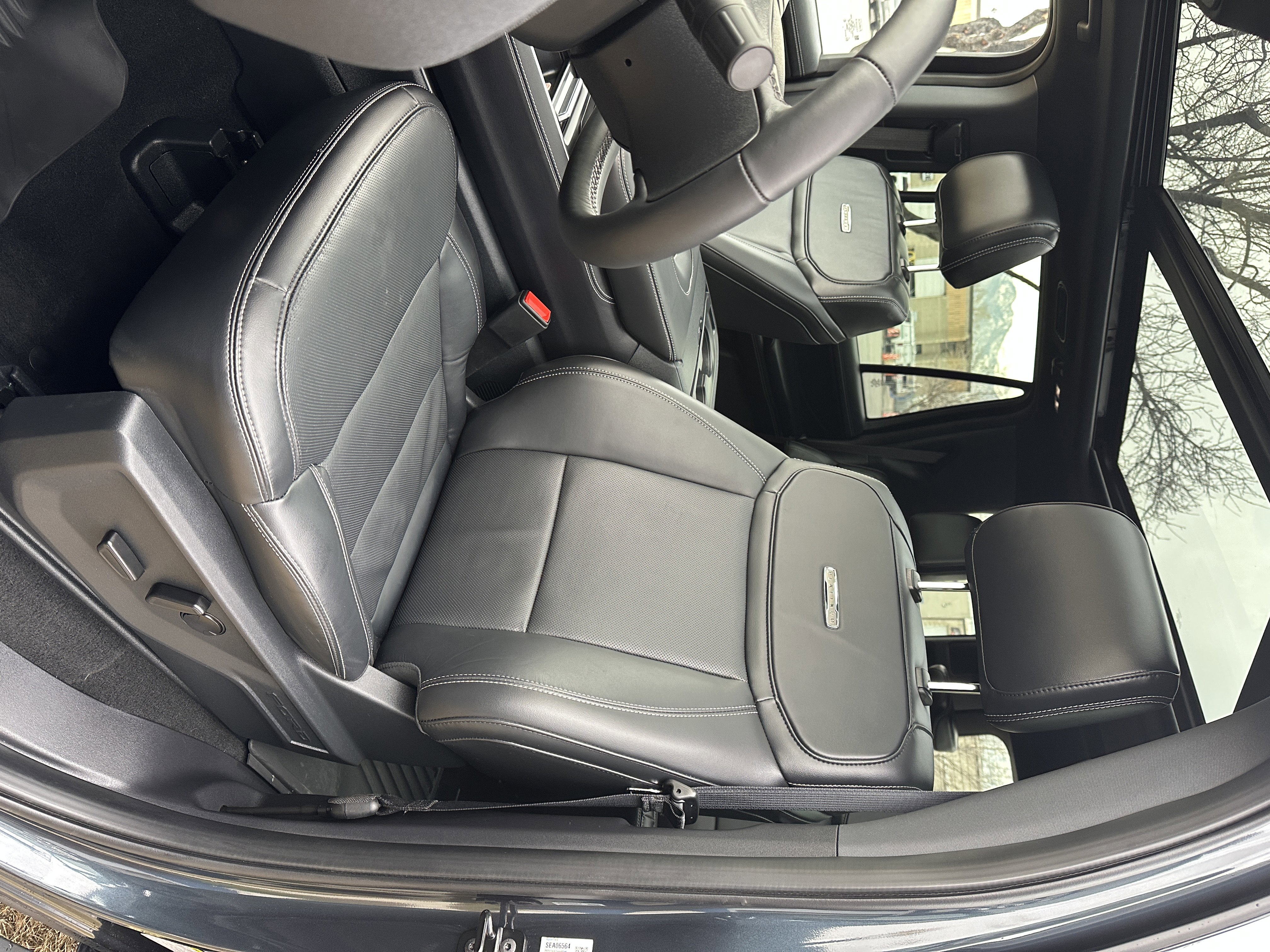 Used 2025 Ford Expedition Platinum w/ Stealth Appearance Package AWD/4WD image 19