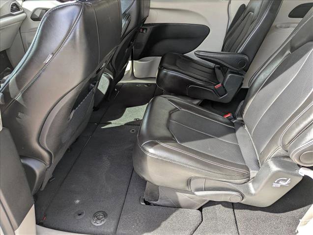 Used 2024 Chrysler Pacifica Touring-L image 18