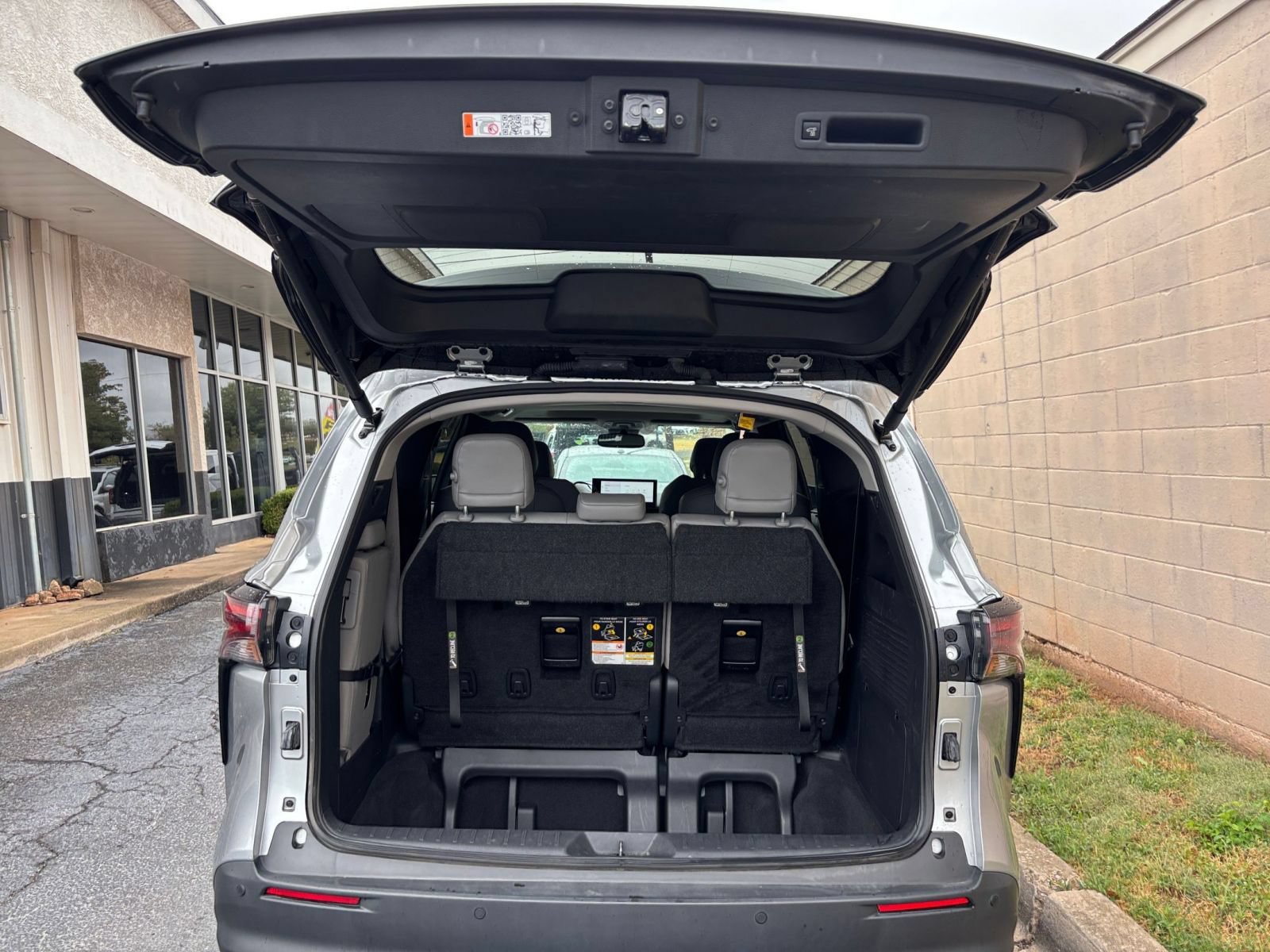Used 2025 Toyota Sienna XLE FWD image 35