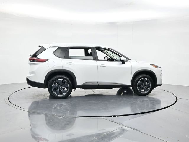 Used 2025 Nissan Rogue SV image 2