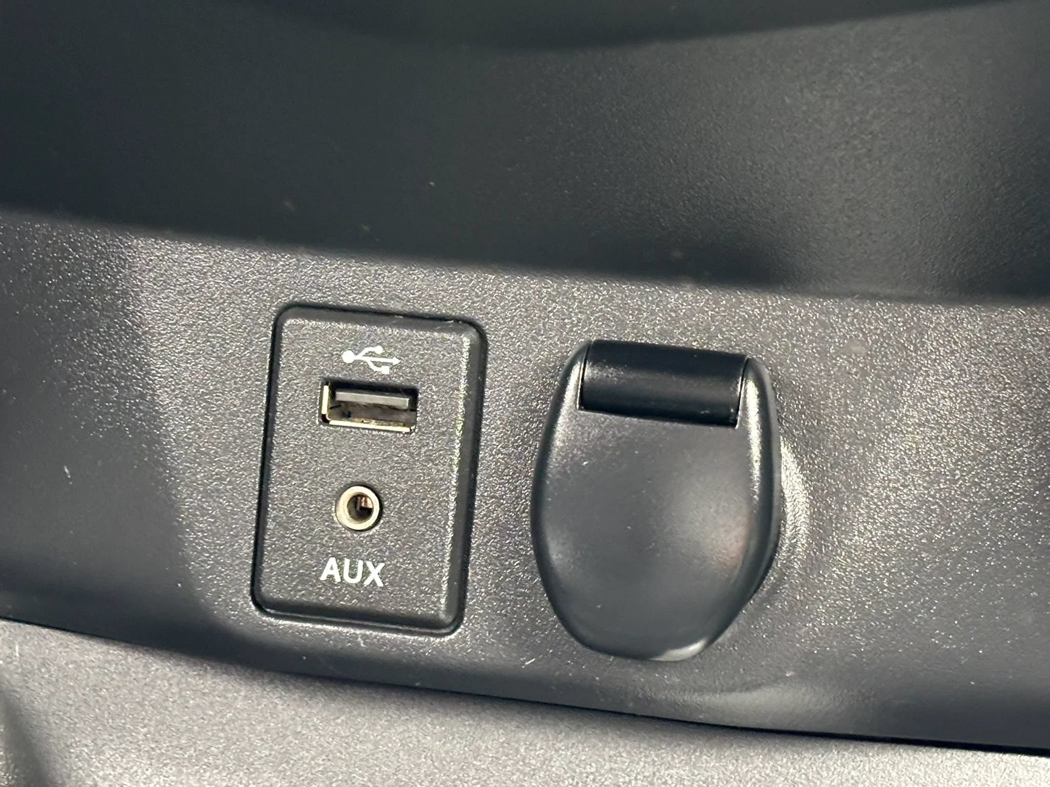 Used 2015 Nissan Rogue S FWD image 24
