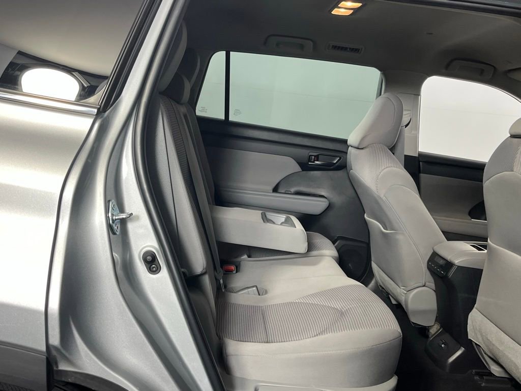 Used 2023 Toyota Highlander LE image 30