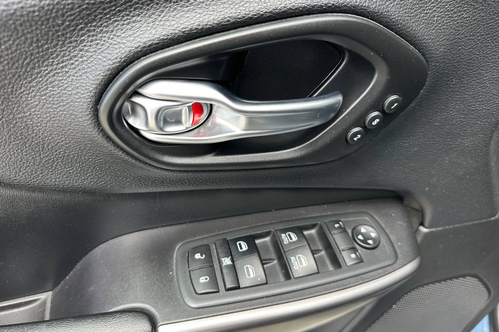 Used 2020 Jeep Cherokee Limited w/ Advanced Safety Group FWD image 11