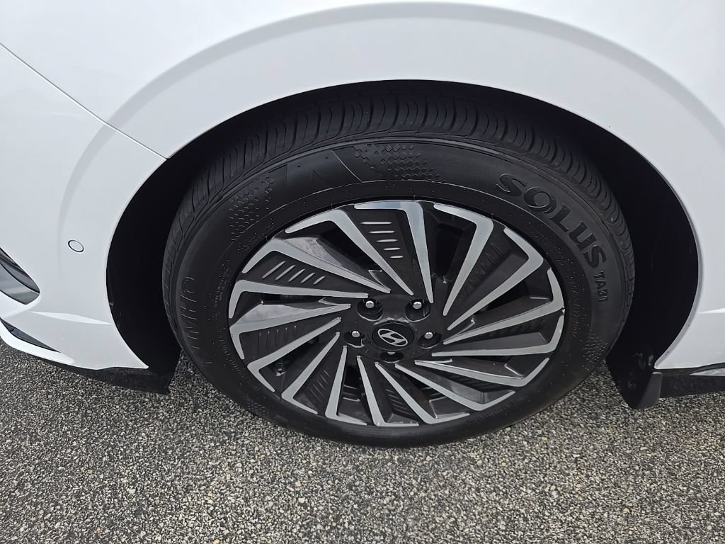 Certified 2025 Hyundai Sonata Limited FWD image 16