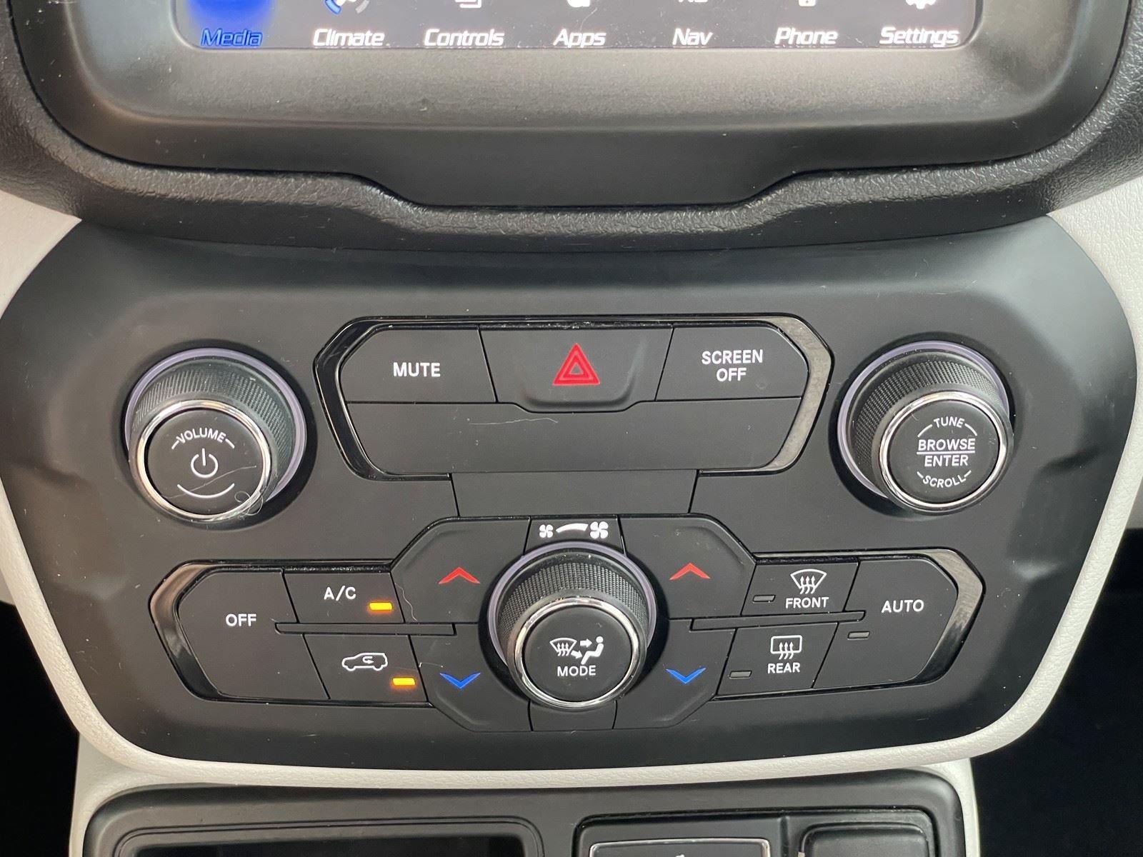 Used 2018 Jeep Renegade Limited w/ UConnect 8.4 Nav Group FWD image 27