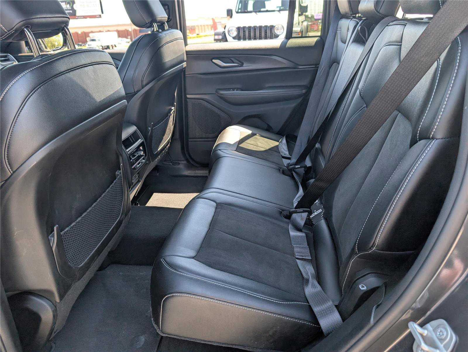Used 2023 Jeep Grand Cherokee Altitude image 14