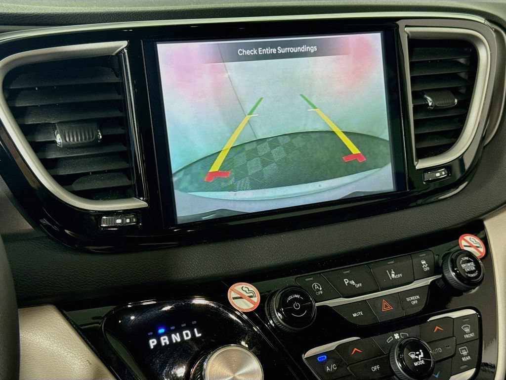 Used 2024 Chrysler Pacifica Touring-L FWD image 13